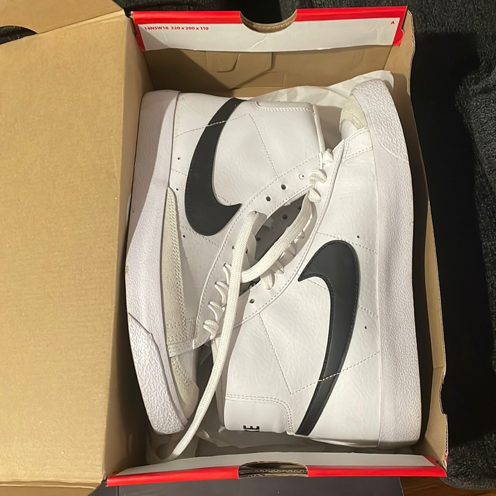 Nike Blazers size 7 Big Kids
